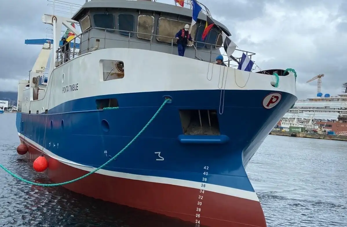 La botadura del “Ponta Timbué” se celebra tan solo unos días después del acto de entrada por primera vez en el agua del “Ponta Macalonga”. Está previsto que pronto finalice la construcción de ambos, que se unirán al nuevo “Ponta Matirre”, que desde hace un año ya opera en Mozambique... El "Ponta Timbué”, un moderno tangonero congelador de 32 metros de eslora, pescará langostino en Mozambique