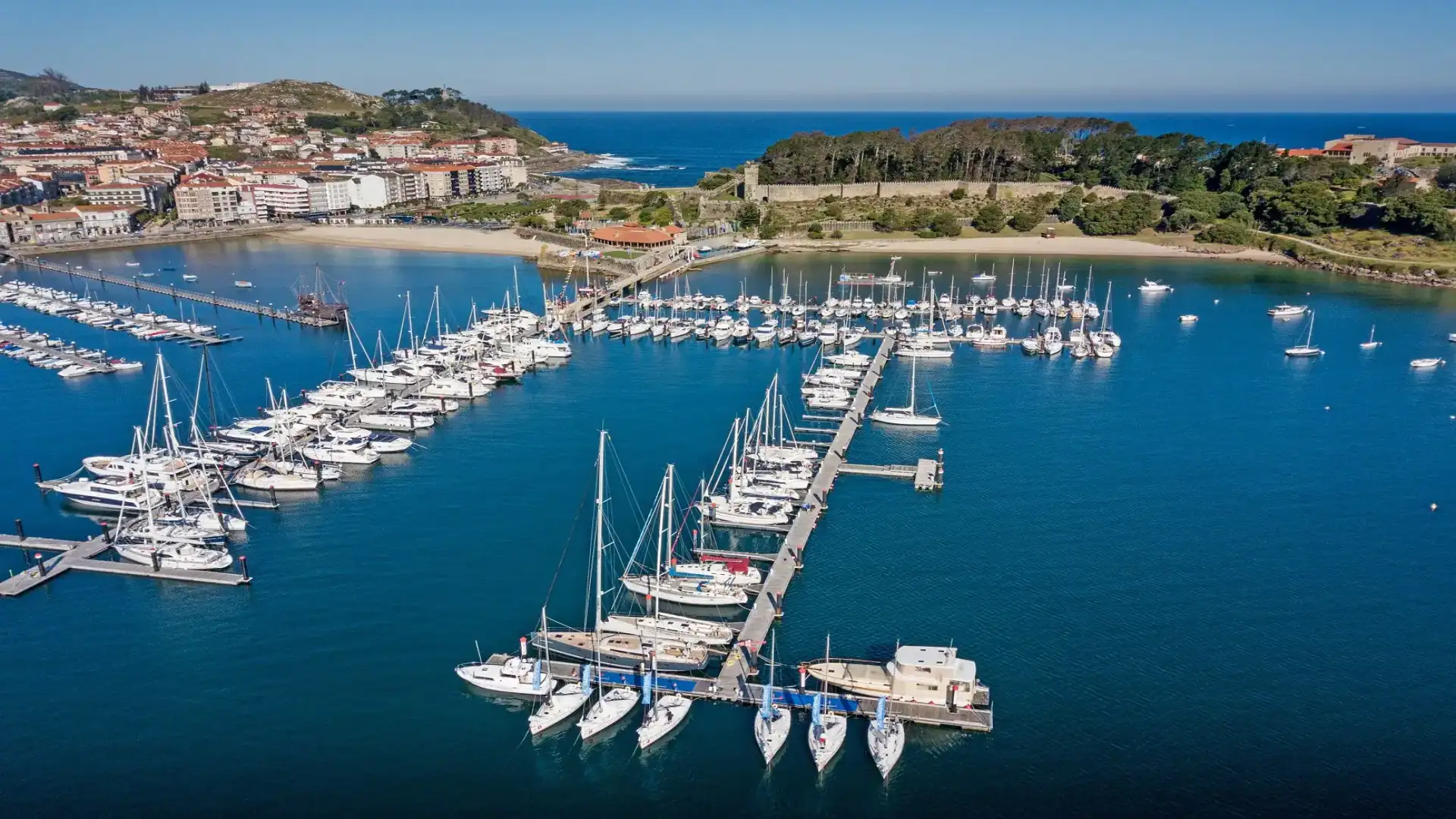 Accordo tra il Royal Mount e il British Royal Yachting per fornire corsi nautici