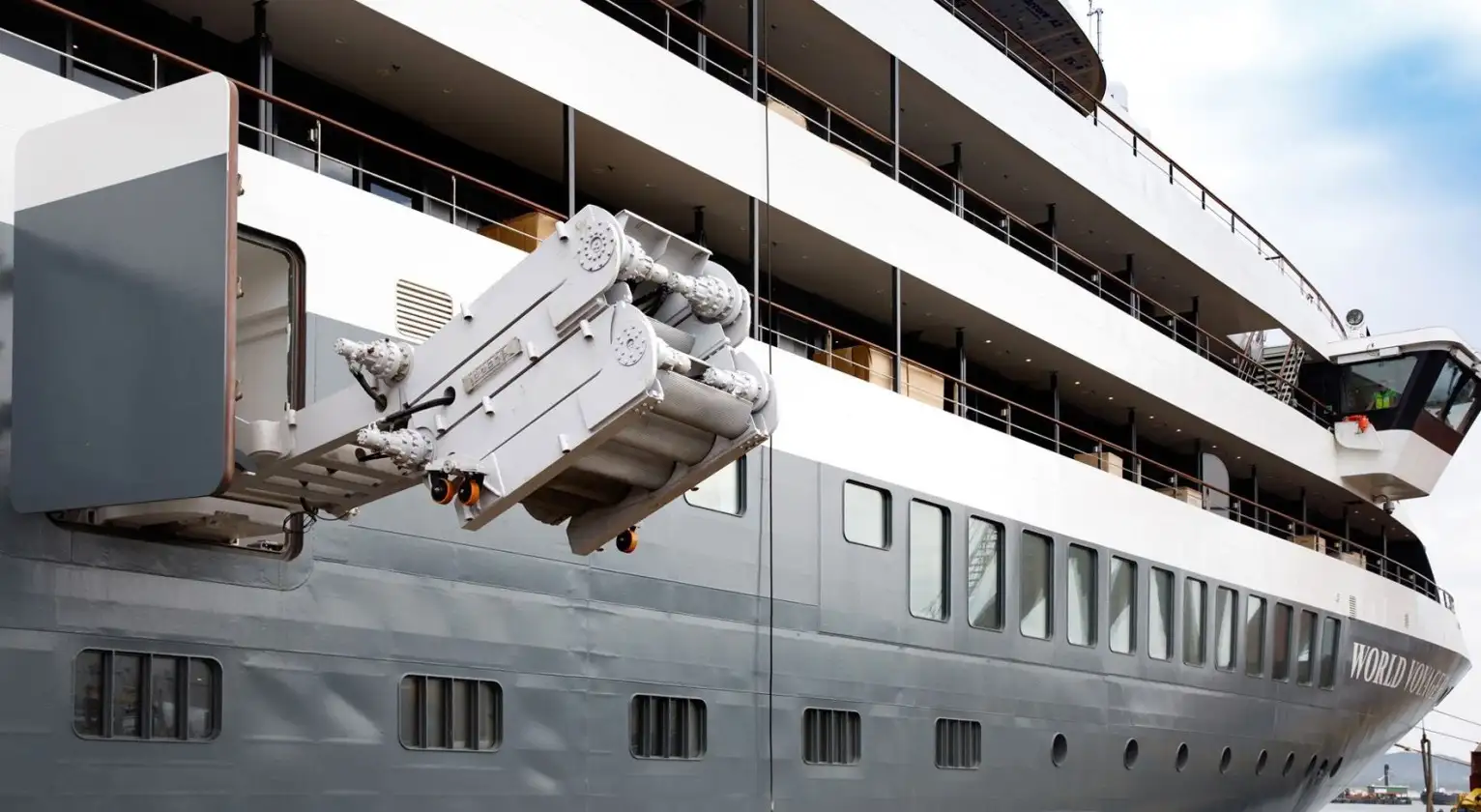 La pasarela plegable desarrollada por Industrias Ferri se ha convertido en un accesorio indispensable para los nuevos cruceros oceánicos de expedición de lujo de la armadora Mystic Cruises.