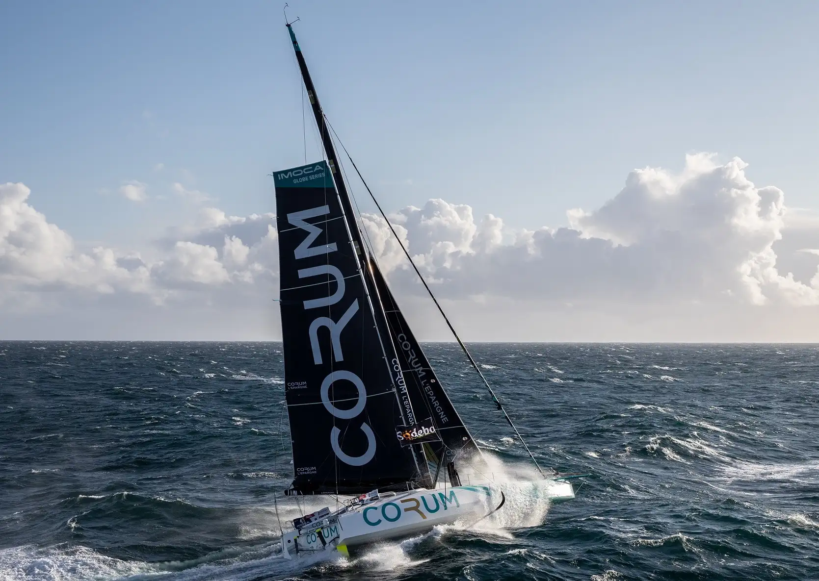 Nicolas Troussel ha ganado dos veces la prestigiosa Solitaire du Figaro y tiene en su haber numerosos campeonatos y podios en las principales regatas oceánicas. Su IMOCA CORUM L