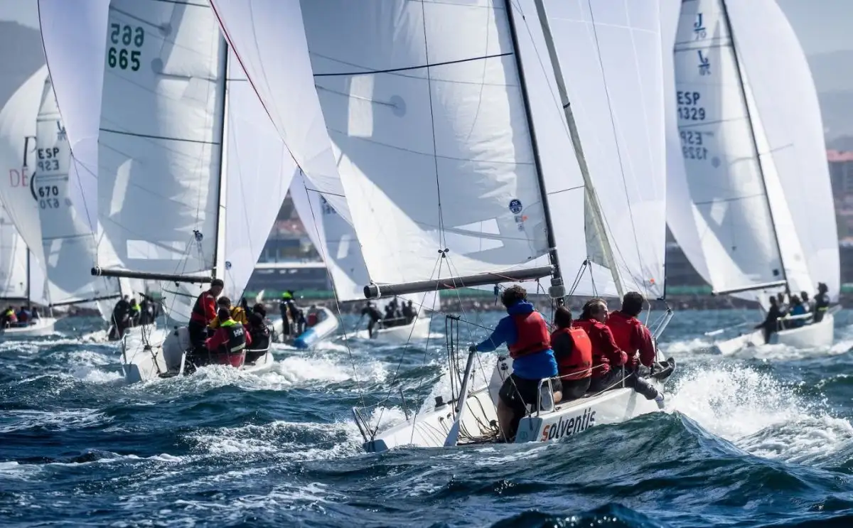 •Dos canarios de excepcional calidad en regata: Rayco Tabares en el Noticia de Santander y Alfredo González en el coruñés Solventis (Foto María Muíña)