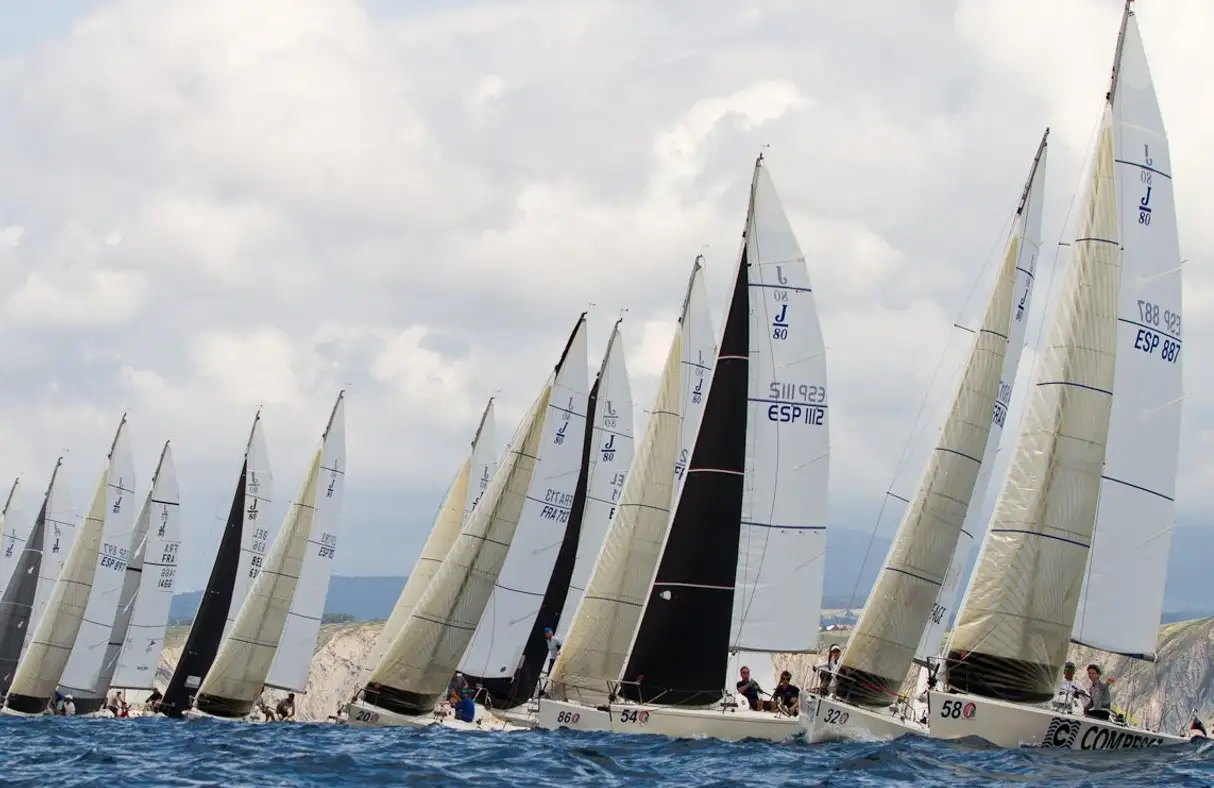 Las J80 Spain Sailing Finals... los mejores equipos clasificados del circuito pasarán a la Super Final... Una competición de campeones que se celebrará por primera vez, en el mes de octubre. La sede escogida ha sido Santander para albergar dicho evento y sin duda ofrecer un espectáculo náutico extraordinario. Dicha final de campeones constará de diferentes mangas durante el fin de semana con un único vencedor