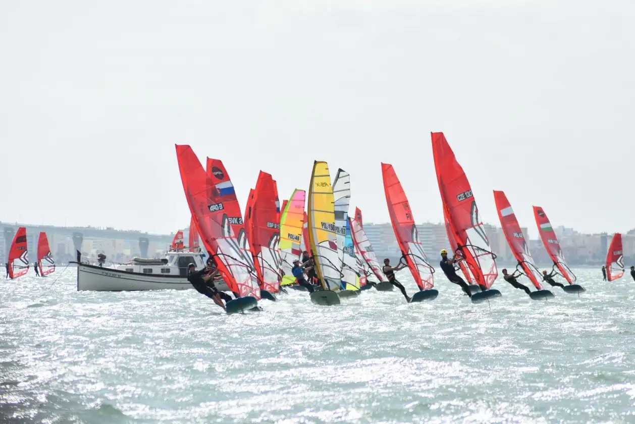 El Carnaval gaditano está en el agua... la regata apura el ecuador con una segunda jornada espectacular en la búsqueda de objetivos