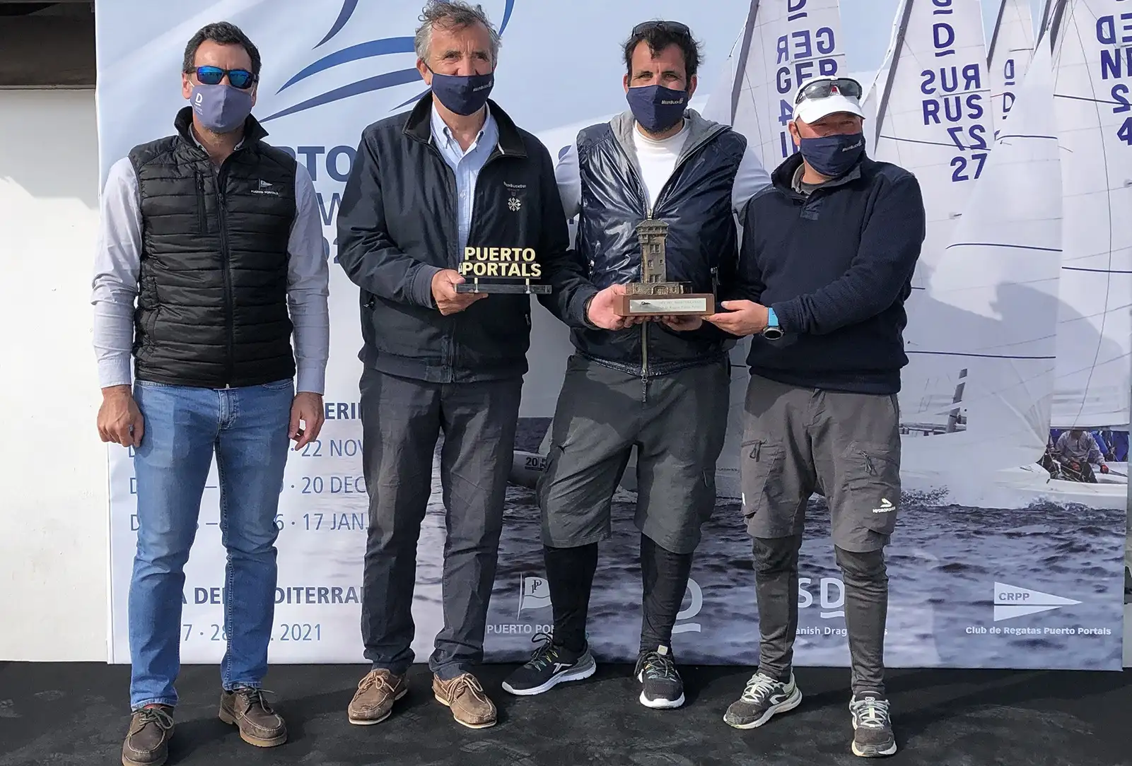 Alvaro Irala junto a Otto Polhamn y la tripulación del Meerblick