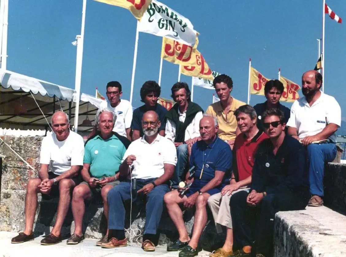 Una de las pocas imágenes que se conservan de Javier... se trata del Comité de Medición de la Quarter Ton Cup de Baiona... Javier es el primero de la izquierda sentado (Foto Archivo del Monte Real Club de Yates)