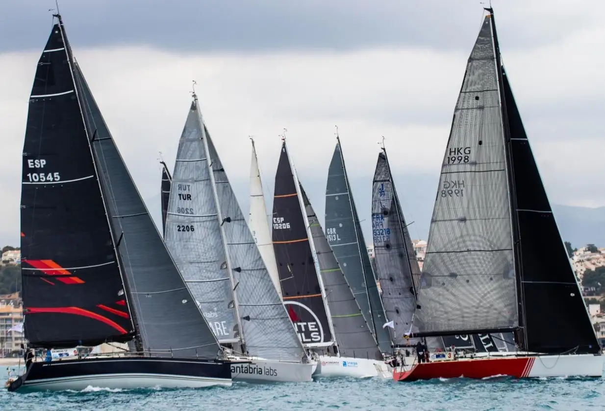 Tras una noche complicada, debido a ese poco viento, la mañana llegaba con el paso de la flota por Tagomago... cuando se cumplía las 24 horas de regata, la cabeza de la flota, con Hydra y Brujo, llegaba al Faro de la Mola (Foto Pep Portas)