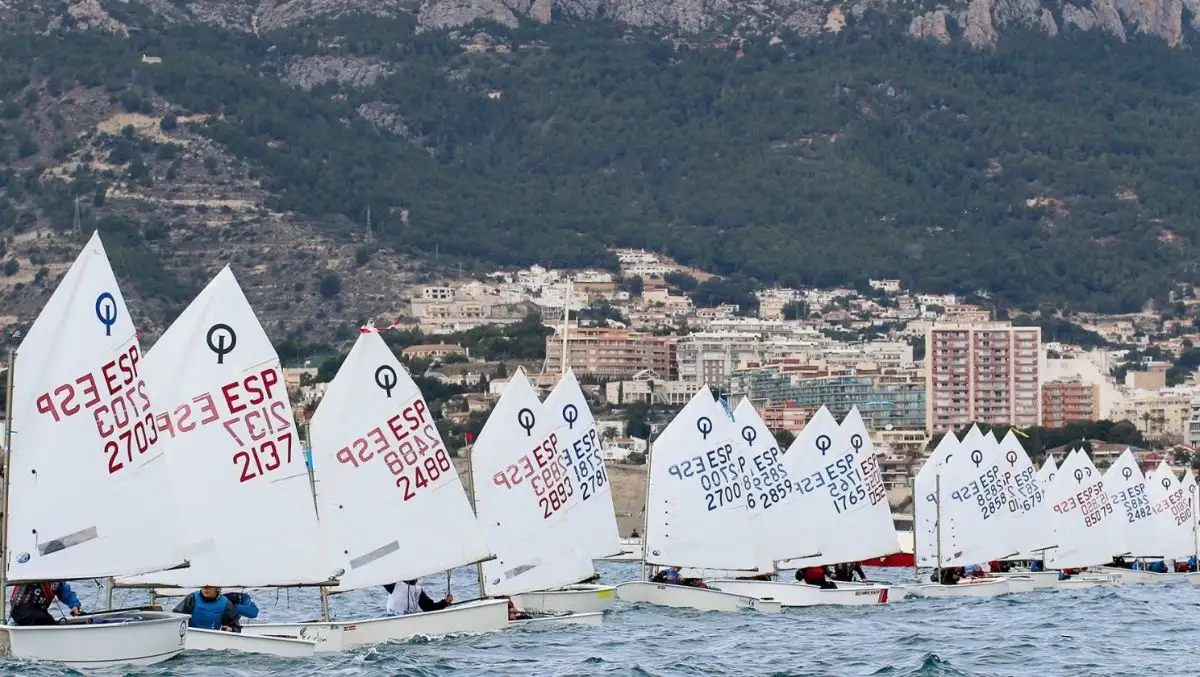 Fernando Puig (RCN Dénia) y Blanca Ferrando (RCN Valencia) se colocan líderes en la general absoluta, tras completarse el programa de previsto de tres pruebas (Foto Pep Portas)