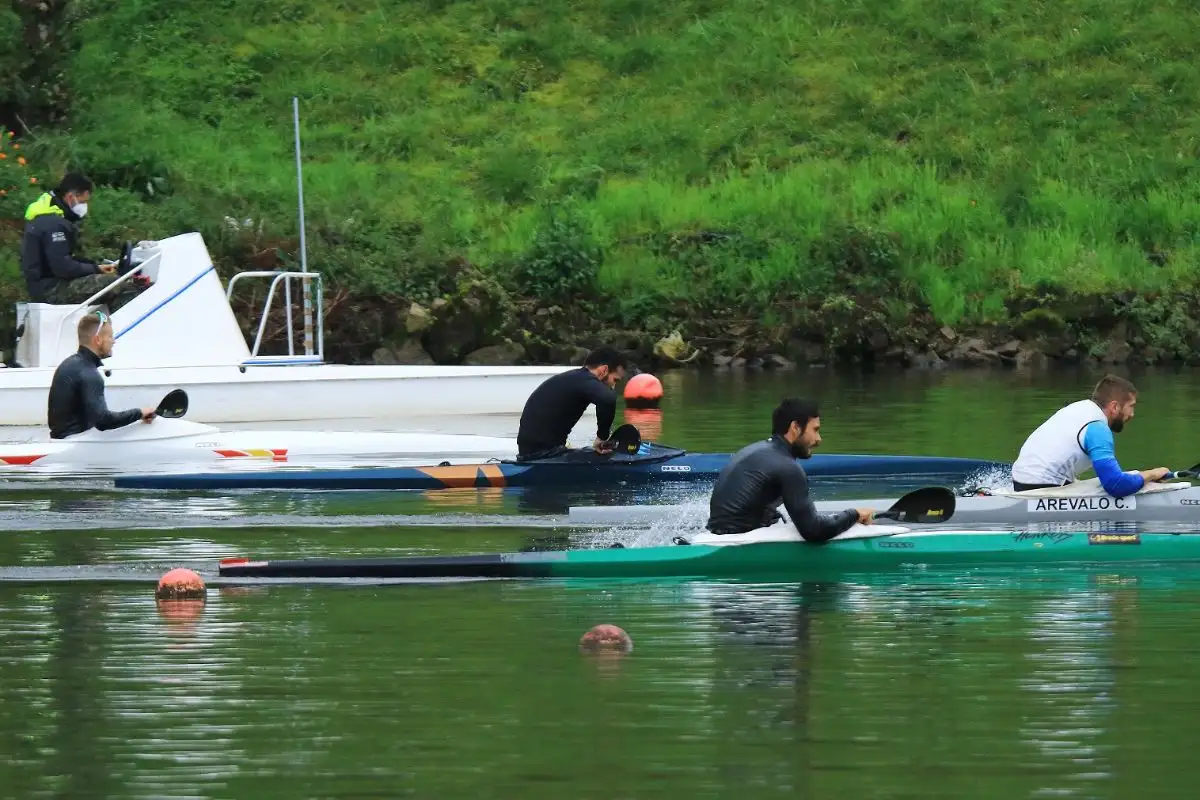 El gallego Carlos Arévalo ganó hoy los dos últimos selectivos de K1 200 con los que finaliza el proceso del K4 500 seleccionable para los JJOO. En las dos pruebas diputadas esta jornada en el campo de regatas de Trasona (Asturias), se repitió el orden de llegada: Arévalo (1i), Craviotto (3i), Walz (2d) y Germade (2i), que aparecen en la imagen tras llegar a la meta, con el seleccionador, Miguel García, al fondo (Foto Jonás Pravia)