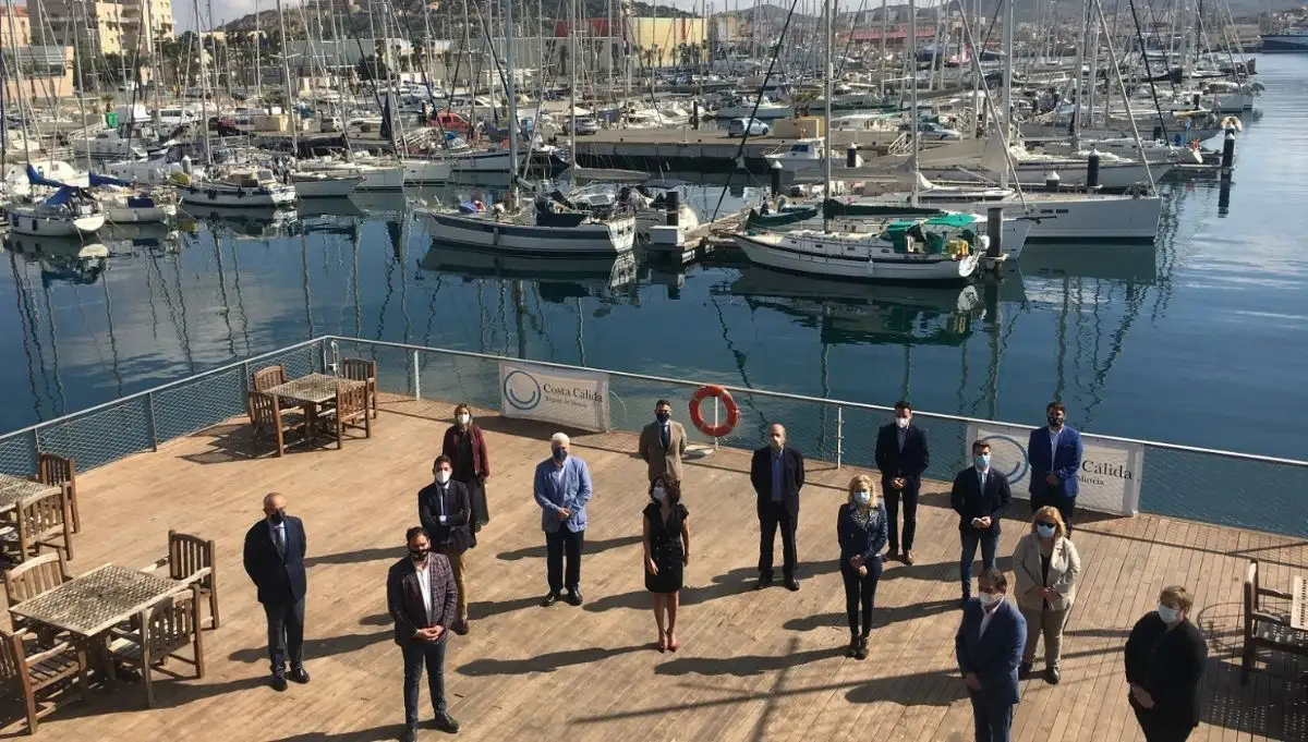 El acto de presentación ha contado con la presencia de Cristina Sánchez, consejera de Turismo, Juventud y Deportes; Francisco Javier Sánchez López, Director General de Deportes; Juan Francisco Martínez, director de ITREM; Luis Cabello, Presidente de la Náutica Mar Menor - Cabo de Palos; Soledad Díaz, Presidenta de Hostetur y Arturo García, presidente de la FVRM, entre otras personalidades