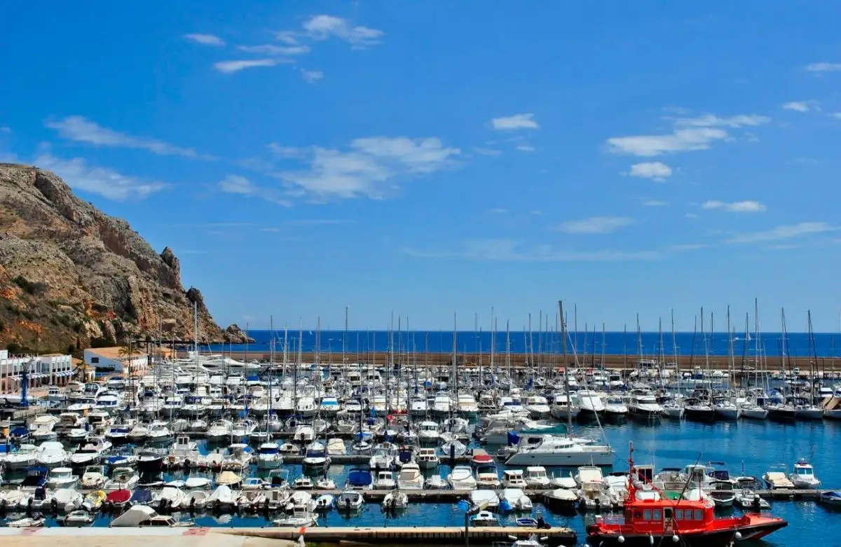 De los 25 clubes que gestionan instalaciones náutico deportivas, 21 dependen de la Generalitat Valenciana y más de la mitad tienen el plazo de concesión vencido... lo más preocupante es que no hay motivos claros aparentemente... para este extraño patrón administrativo de los Puertos de la Comunidad Valenciana, que está llevando la preocupación y la angustia, a los diferentes concesionarios (Foto Alvaro Monfort Torres)