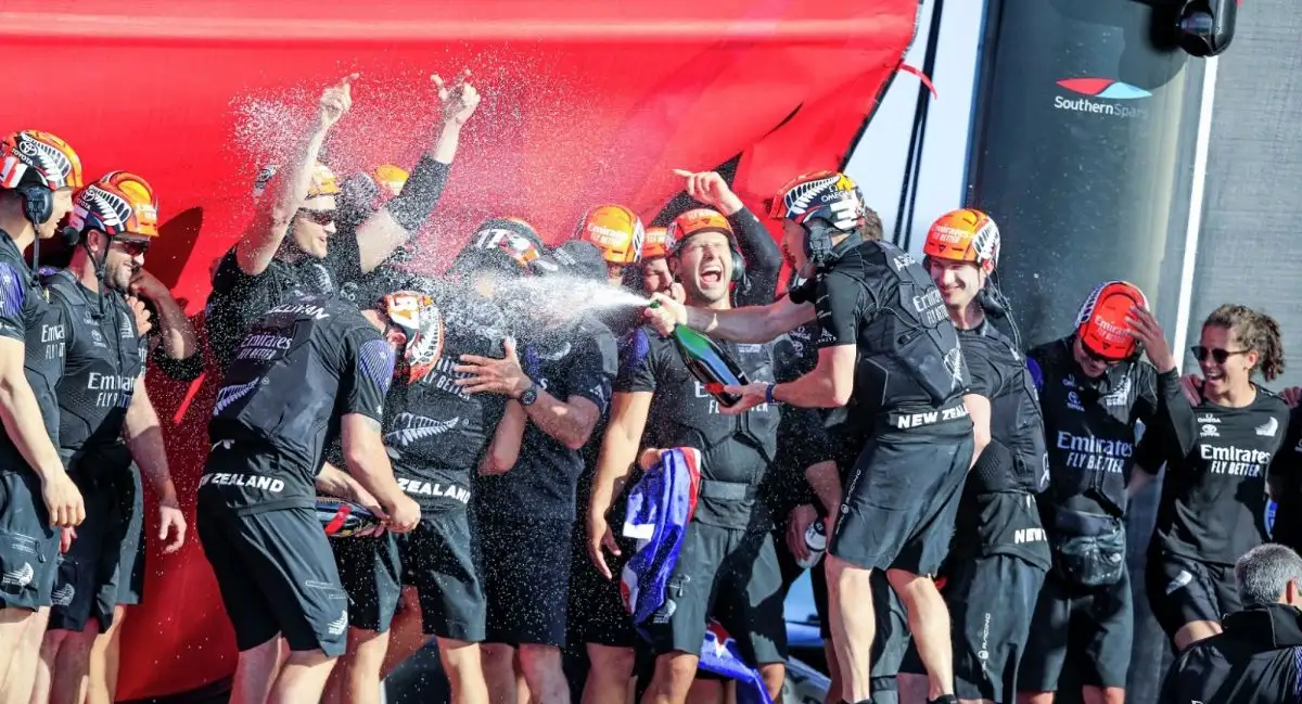 La tripulación del Emirates Team New Zealand celebrando la victoria de la 36 Copa América (Foto Studio Borlenghi)