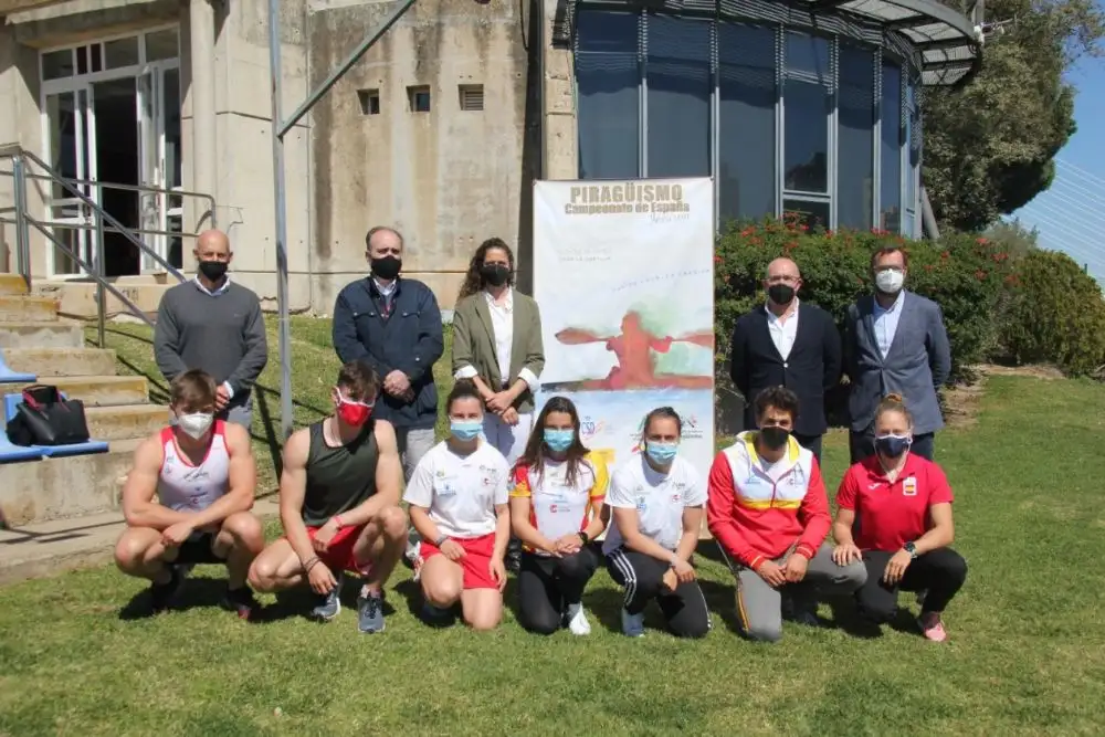El presidente de la Federación Española de Piragüismo, Pedro Pablo Barrios; la directora general de Planificación, Instalaciones y Eventos Deportivos, Isabel Sánchez, y el gerente del Instituto Municipal de Deportes de Sevilla, Manuel Nieto, dieron a conocer este mediodía el cartel de la competición, que se disputará este fin de semana en aguas el río Guadalquivir