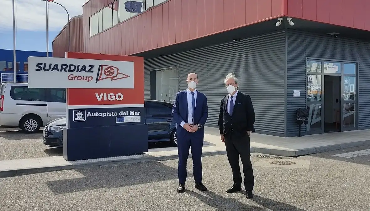 El presidente del Grupo Suardiaz, Juan Riva, informó esta mañana a su homólogo en la Autoridad Portuaria de Vigo, Jesús Vázquez Almuíña, sobre un proyecto que busca reducir la huella de carbono en el Corredor Marítimo Atlántico • Esta iniciativa implica alcanzar un mayor grado de eficiencia energética en las instalaciones de la Terminal de Transbordadores de Bouzas • Vázquez Almuíña valoró positivamente el proyecto, puesto que está enmarcado dentro de la estrategia de Crecimiento Azul (Blue Growth) que lidera la Autoridad Portuaria de Vigo