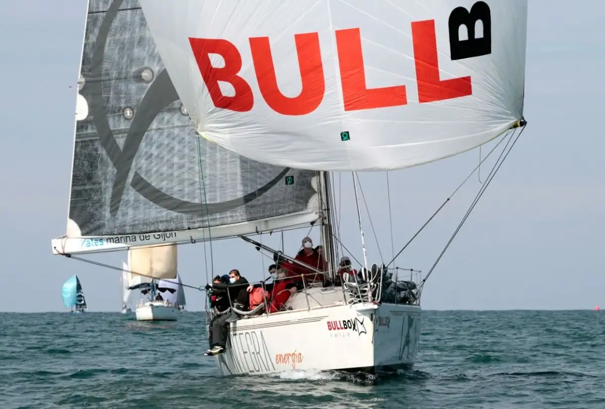 El sábado no se pudo celebrar el Trofeo de Primavera de Vela Ligera debido al fuerte viento que azotó la bahía gijonesa con rachas de 27 nudos, obligando al Comité de Regatas a suspender la competición... los cruceros compitieron el domingo, en la imagen el líder de la clase de mayor eslora... el BullBox (Foto Félix G.Muñiz)