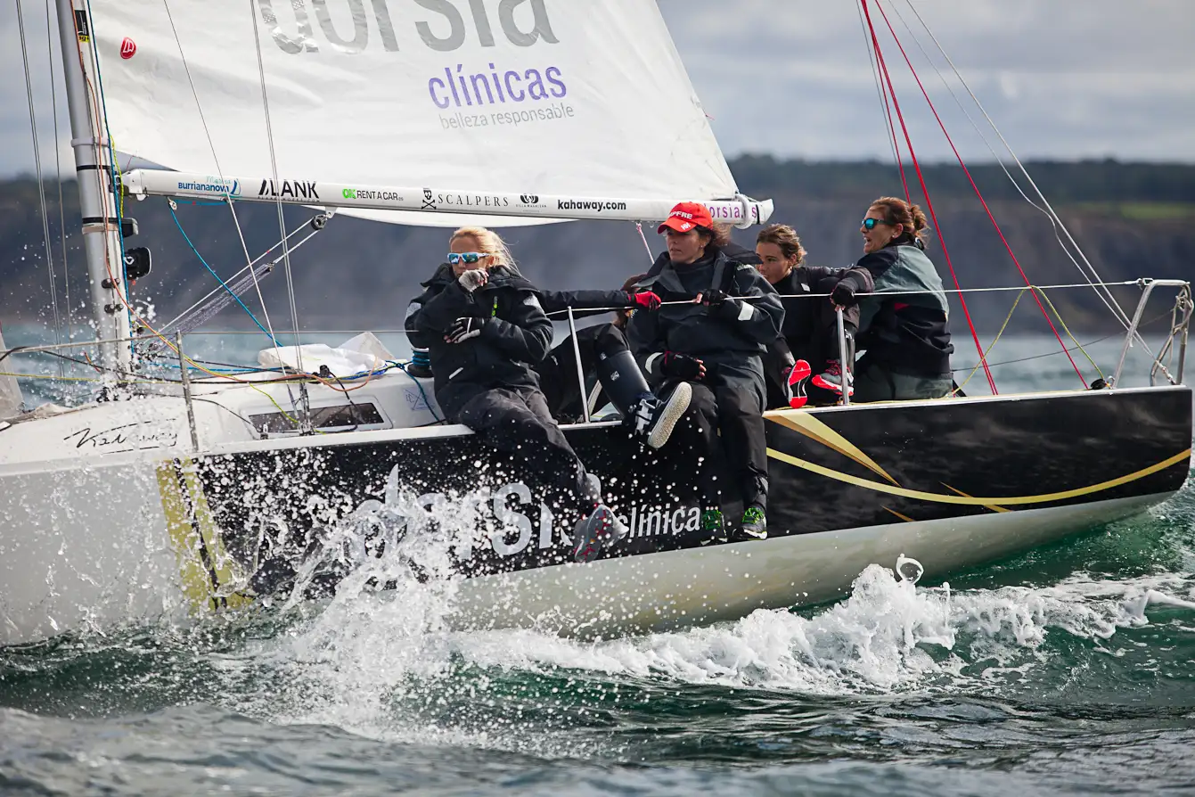 En esta nueva temporada 2021, el ‘Dorsia Sailing Team’ aspira a más y quiere hacer historia. Las chicas de este equipo cada vez más conocido en el mundo del deporte trabajarán para repetir éxitos y dar lo mejor de sí mismas, siendo embajadoras de esos valores que como marca líder en el sector y como equipo representan, y de los que se sienten orgullosa de defender y compartir. El ‘Dorsia’ es un equipo femenino líder que, además, cuenta a bordo con varias mujeres olímpicas y el resto con un gran palmarés