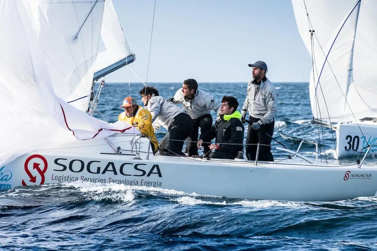 Sogacsa de la flota de J70 del Náutico de Vigo, con Sancho Páramo a la caña y otro ilustre como tráctico... Pablo Iglesias (Foto María Muíña)