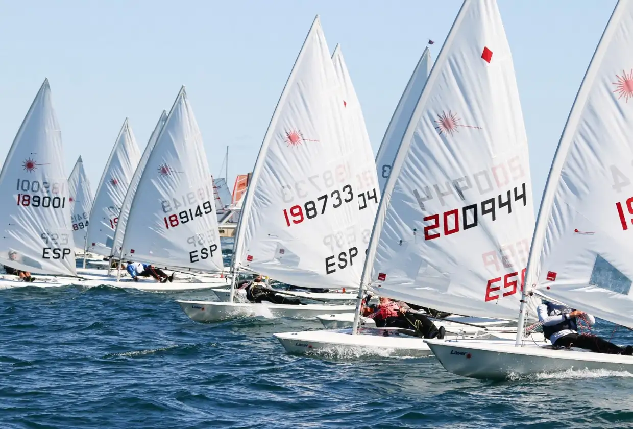 Setenta y siete regatistas de las clases ILCA 4, ILCA6 e ILCA 7 se citan este fin de semana, 27 y 28 de marzo, en el RCN de Valencia para disputar la primera regata valedera para el título regional en este 2021 (Foto Pep Portas)