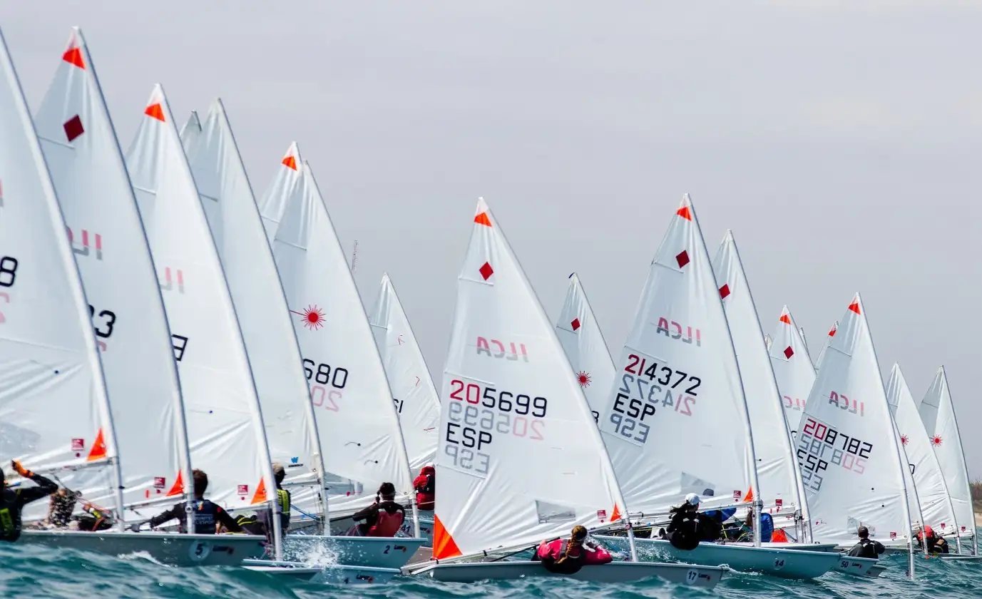 Elena Adán y Joan Ravie en ILCA 4, Ascen Roca y Marcos Altarriba, en ILCA 6 y Gonzalo Suárez, en ILCA 7, se sitúan líderes tras completarse el programa previsto de tres pruebas (Foto Pep Portas)