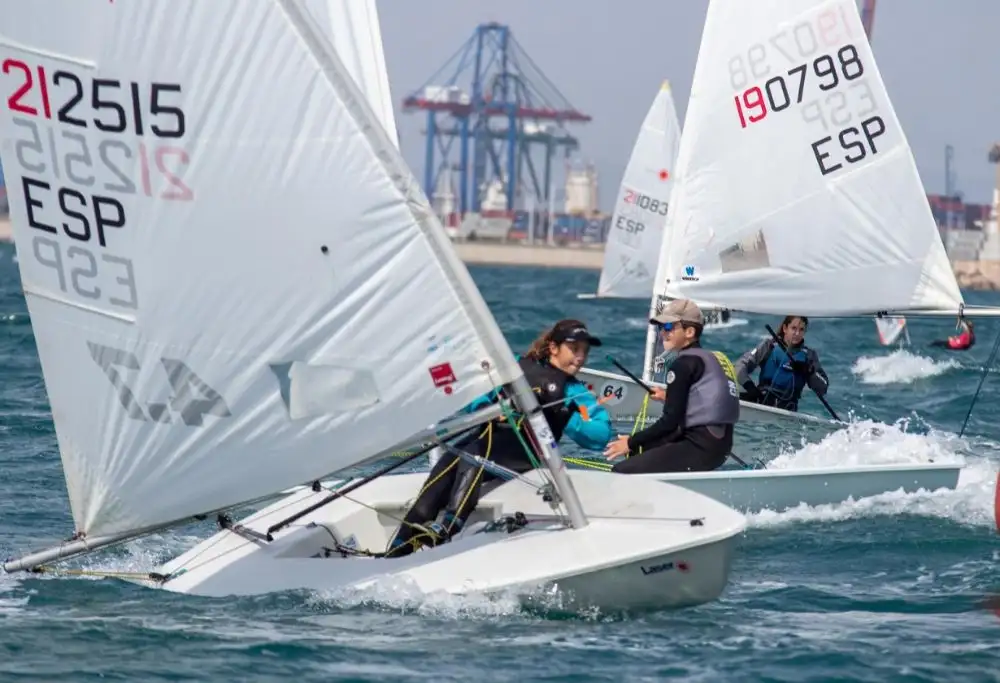 Poco o nada han variado hoy las cosas en el aguas, salvo el viento que ha hecho esperar a la flota en tierra casi una hora. Después ha permitido completar dos pruebas en todas las clases, salvo los ILCA 7