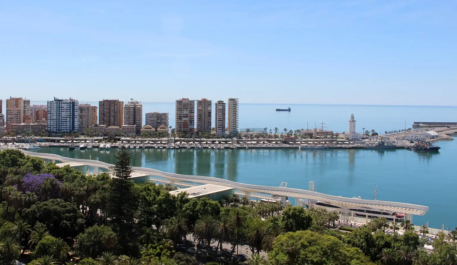 Esta ambiciosa propuesta se desglosa en tres objetivos diferenciados, pero compartiendo siempre el mismo nexo de unión, esto es, la generación de energía verde y sostenible en el puerto y con cero emisiones tanto de ruido como de CO2