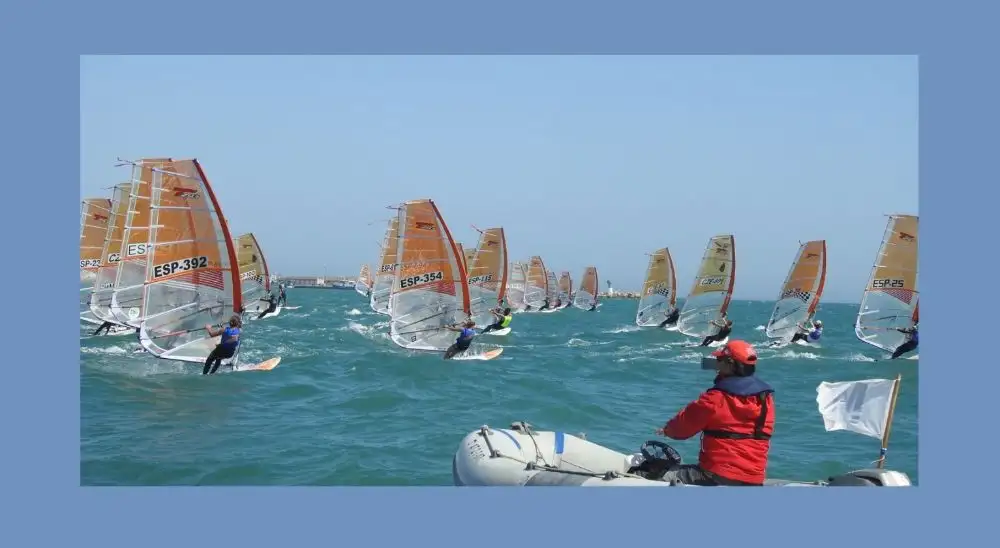 Los 150 regatistas que han llenado de velas la bahía de Santa Pola, han puesto toda la carne en el asador para las pruebas que les iban a asegurar el puesto en el Campeonato