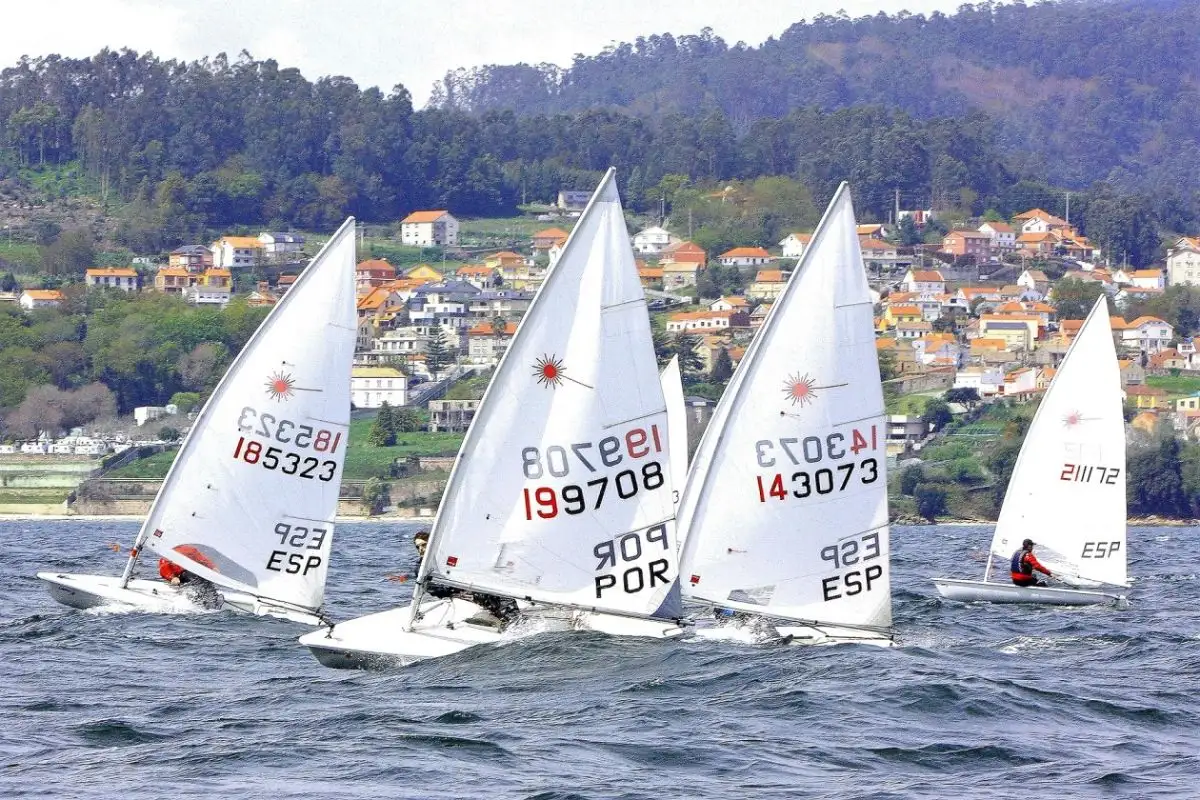 La flota láser tendrá como eventos estrella el nacional Máster en Portosín y el Campeonato Iberico en Canido dentro de la Semana Abanca, ya en setienbre (Foto Juan Caballero)