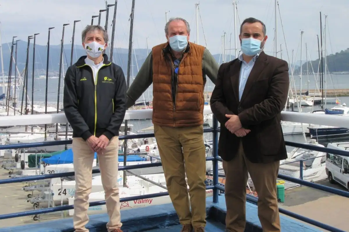 Los presidentes de Liceo, Nàutco y Rodeira en la terraza del centenario club vigués