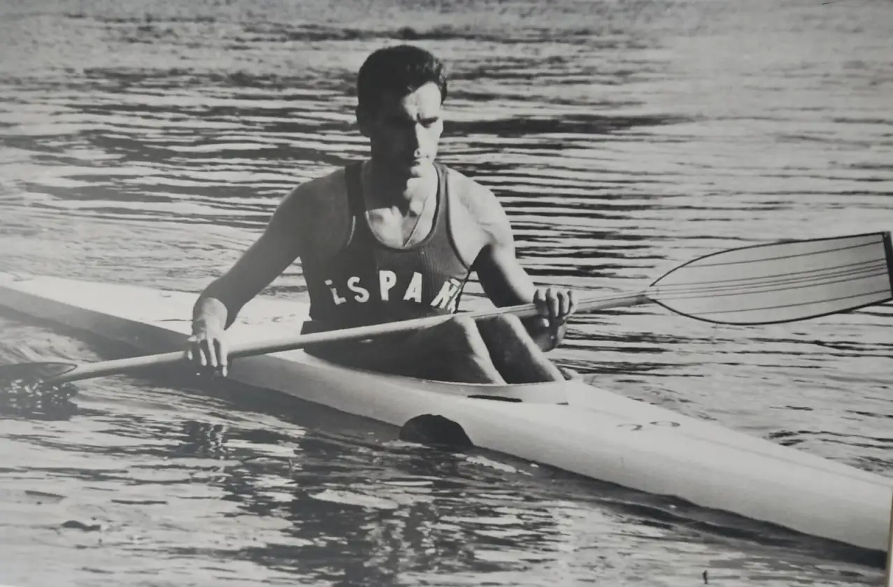Competidor en categoría veterano hasta los últimos años con el club Sícoris, fue el primer leridano en participar en unos Juegos Olímpicos de verano... posteriormente también lo hicieron Damián Vindel y Saúl Craviotto.