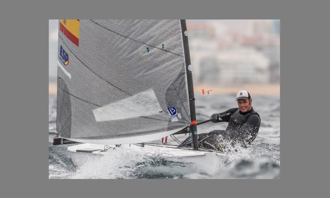 Jugando con las condiciones variables de Vilamoura, la penúltima jornada pasa factura a Joan Cardona que se mantiene líder de la división U23... Alejandro Muscat firma su mejor día con unos resultados que le hacen ascender once puestos en la clasificación