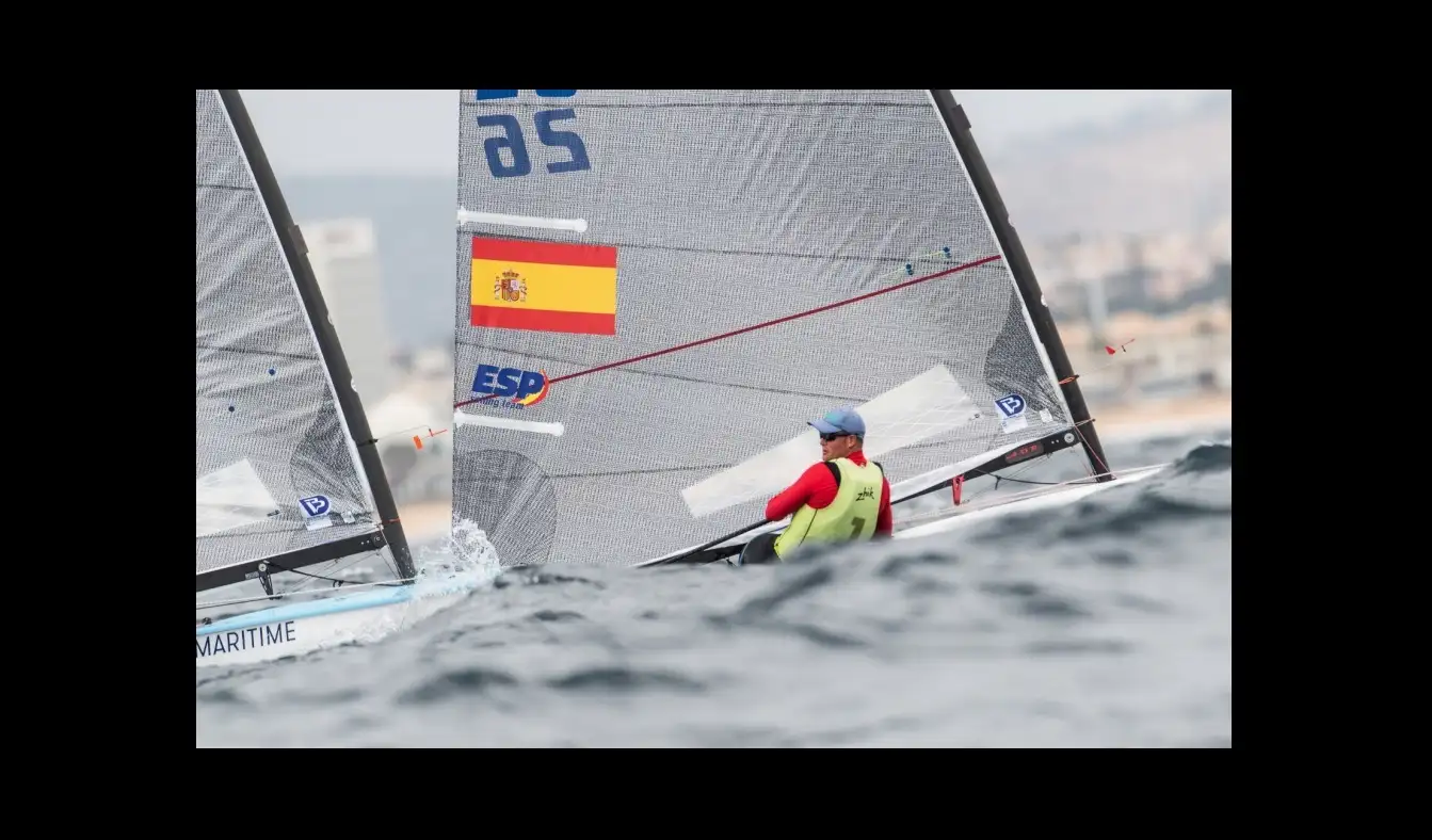 Con estos resultados el equipo español deja atrás un campeonato difícil debido a las condiciones de viento, caprichosas en dirección e intensidad, pero del que saca buenas conclusiones al registrar una evolución positiva en los resultados de ambos regatistas... tanto Cardona como Muscat han demostrado saber reaccionar ante situaciones difíciles que les han alejado de los puestos de cabeza, puliendo tácticas y escenarios de cara a la importante cita que tienen en tres semanas en Oporto