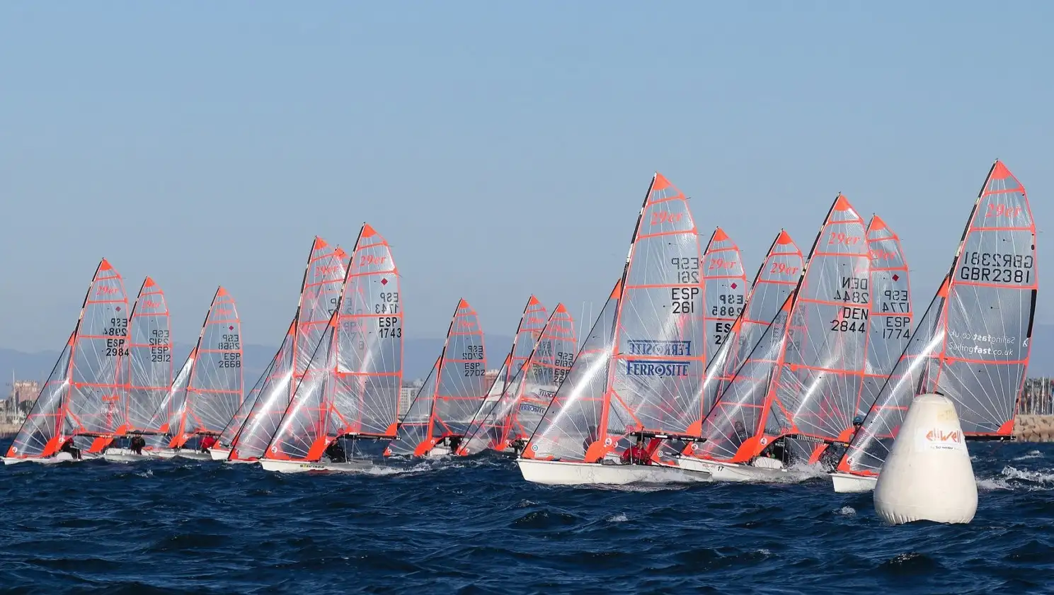 El sábado y el domingo se disputarán las regatas para las clases 29er, 420 y Snipe, los cuales tendrán en juego el territorial, mientras que Bic Techno, iQFoil y Raceboard, son puntuables para la Copa Autonómica... por su parte la flota de cruceros tiene el domingo la primera regata del año en aguas valencianas, en el marco del Trofeo Presidente (Foto Pep Portas)