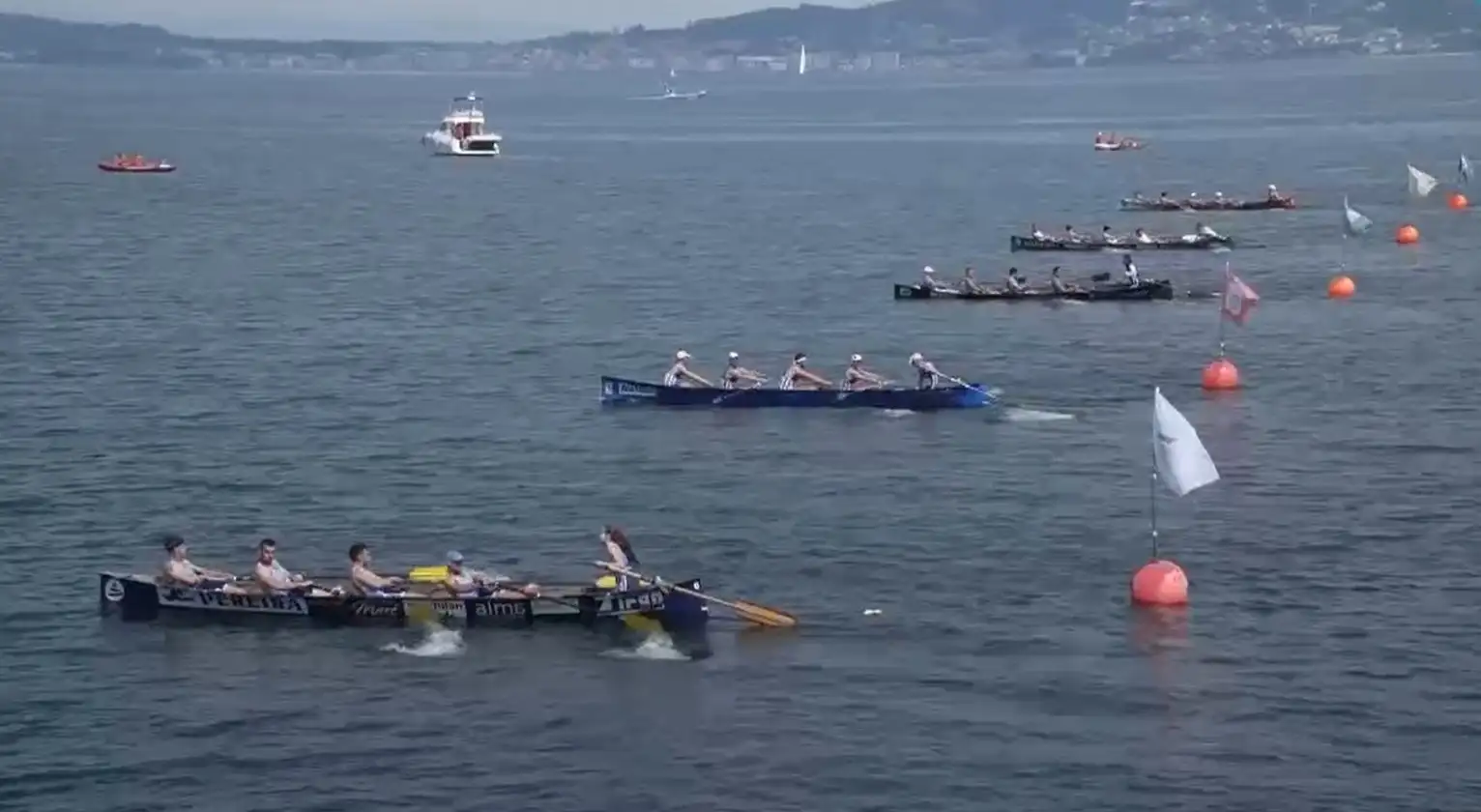 La ría de Pontevedra fue el escenario del Campeonato de Galicia de Bateles (Foto captura TVG)