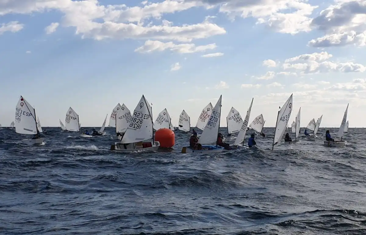 170 pequeños regatistas de 15 clubes catalanes, compitieron en aguas tarraconenses