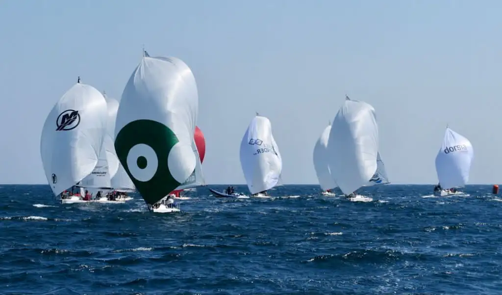 Una veintena de embarcaciones procedentes de diferentes partes del país, se congregaron en aguas santanderinas en la primera cita del circuito J80 Sailing Series que a su vez , Campeonato de Cantabria J80