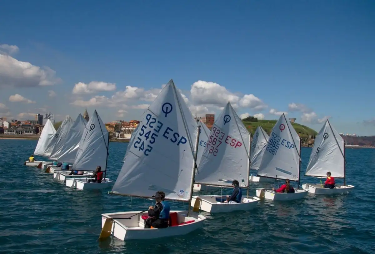 Vuelven los optimist a navegar en Gijón (Foto Félix G.Muñiz)