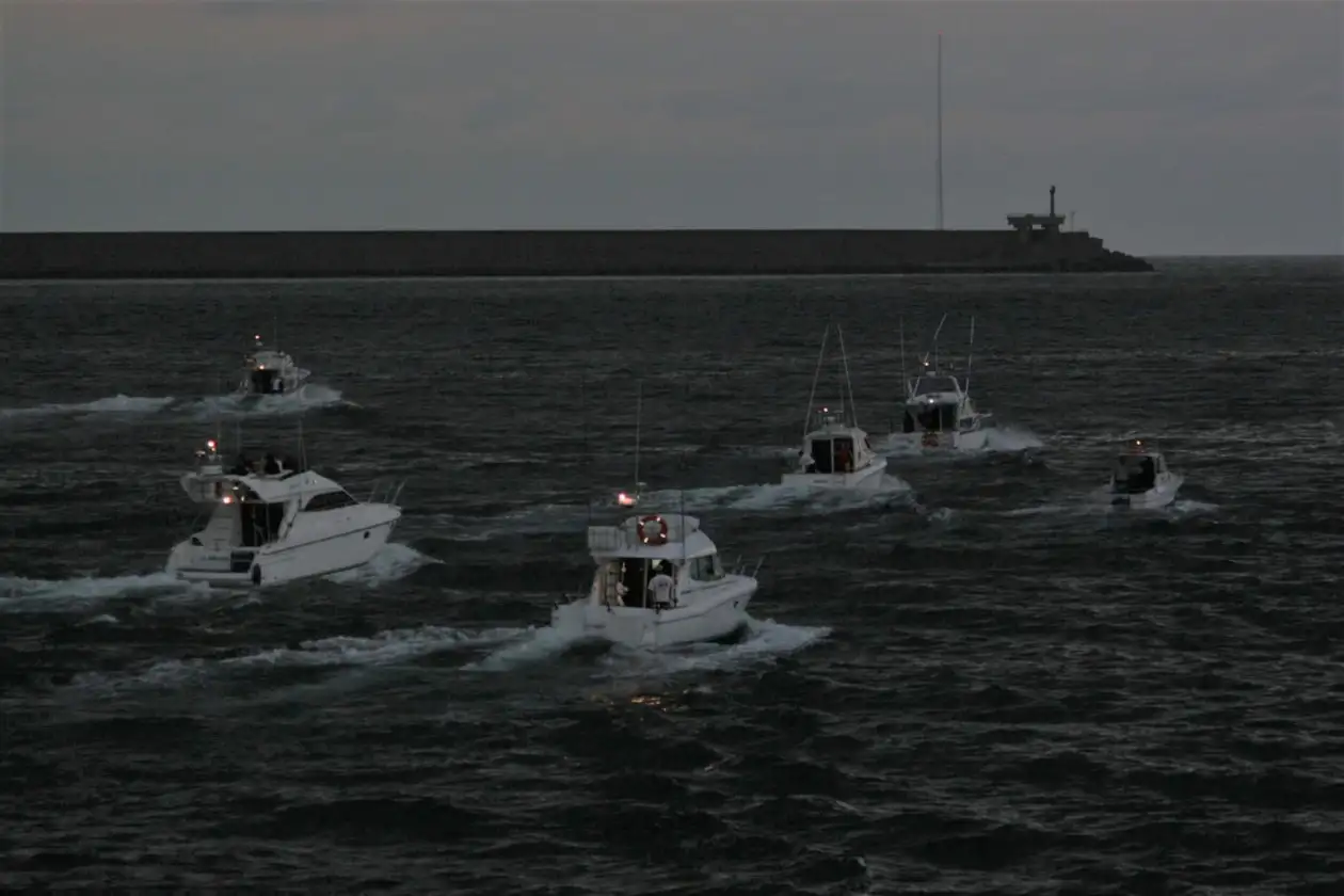 20 barcos de toda España en competición... esta es una imagen parcial de la salida a las 06.00 AM (Foto Pedro Seoane)
