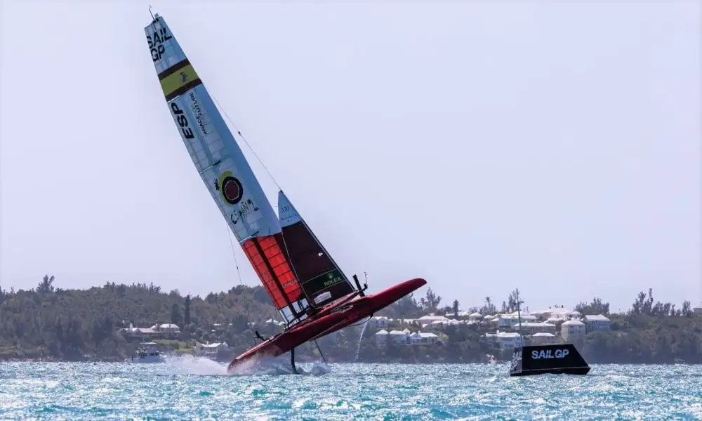 Con un viento de más de 30 nudos los F50 volaron en aguas de Hamilton y con el equipo español siendo el gran protagonista en la salida de la primera prueba, cruzándola a barlovento de toda la flota en primera posición, y encarando el primer tramo en un mano a mano con Australia y Francia; barcos que a la postre serían los que a partir de ahí lucharían por el triunfo destacándose del resto de la flota