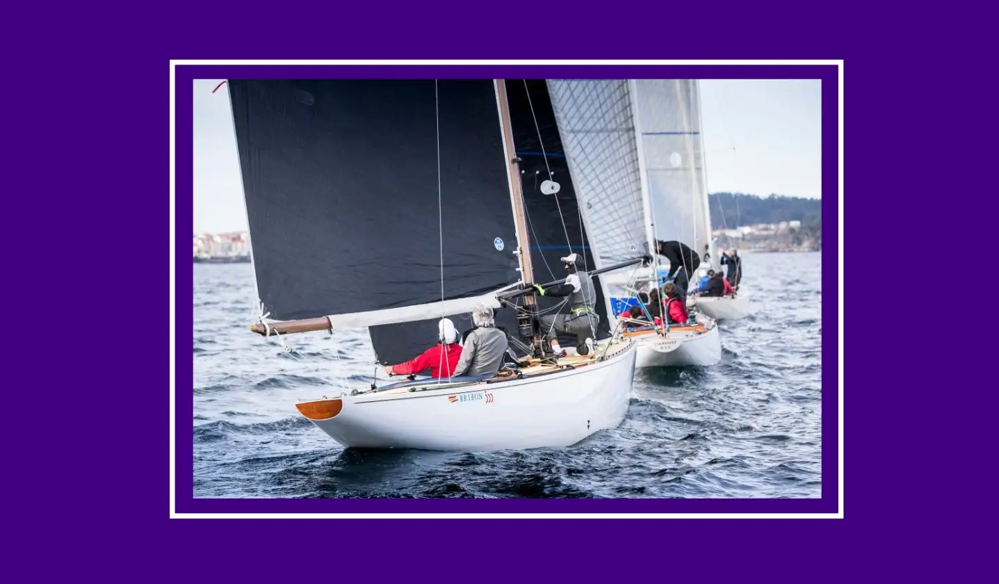El viento, gran protagonista de la primera jornada de regatas en la ría de Pontevedra este sábado