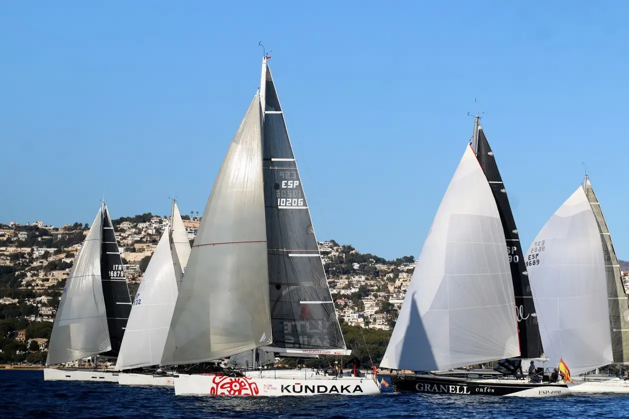 Con 23 barcos inscritos, la regata organizada por el Club Náutico Moraira, se pone en marcha mañana, miércoles 28, con el top de salida previsto para las 12.00 horas tras casi 2 meses de aplazamiento por la situación sanitaria (Foto Pep Portas)