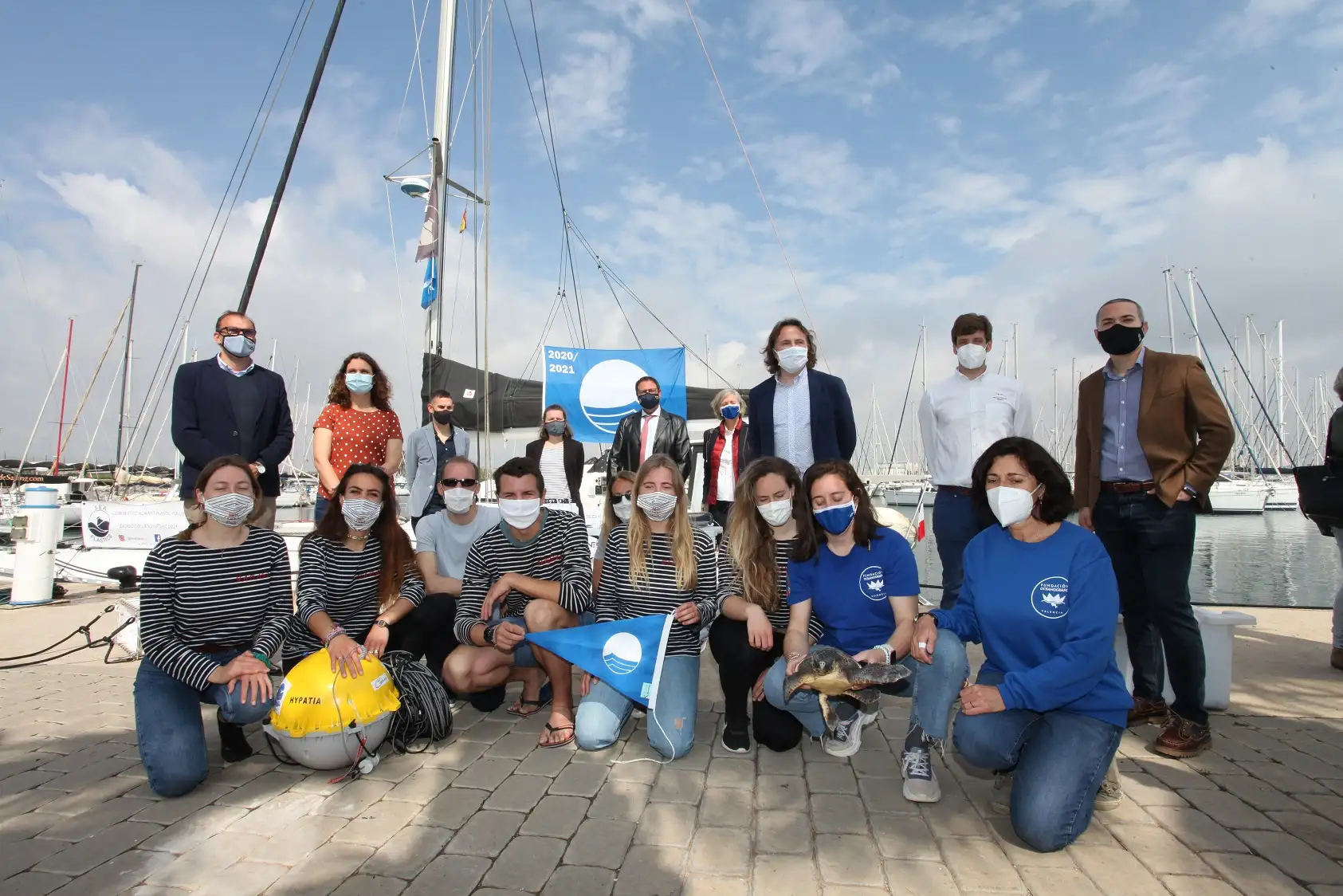 El acto celebrado hoy en el Club valenciano ha contado con varias acciones paralelas a la llegada del barco, entre las que destaca la presentación del proyecto Sea Plastics, la entrega de Bandera Azul a la propia embarcación y suelta de unas tortugas (Foto Emilio Sanz)
