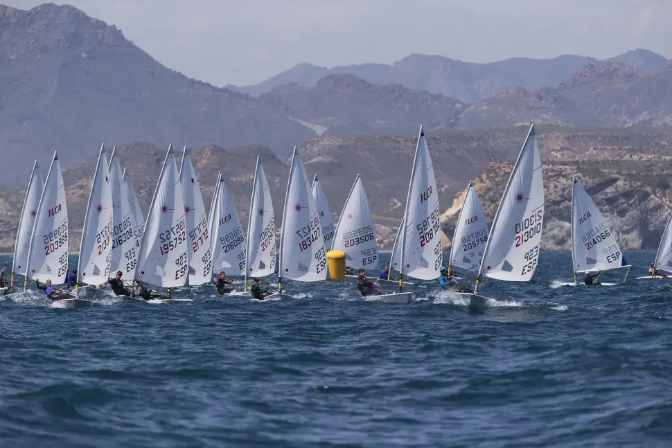 Se cierra la primera jornada clasificatoria para el nacional ILCA 6 masculino y también para el Trofeo Beatriz García de féminas cumpliendo con el programa, merced a las buenas condiciones de viento, con 12 nudos de media sobre un eje del 190º