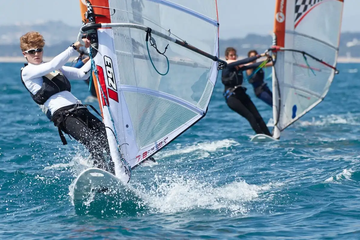 50 windsurfistas de Open Foil, Raceboard, Techno Plus y Techno 293 han competido este fin de semana en Santa Pola por el título autonómico (Foto Guillermo Baixaulli)
