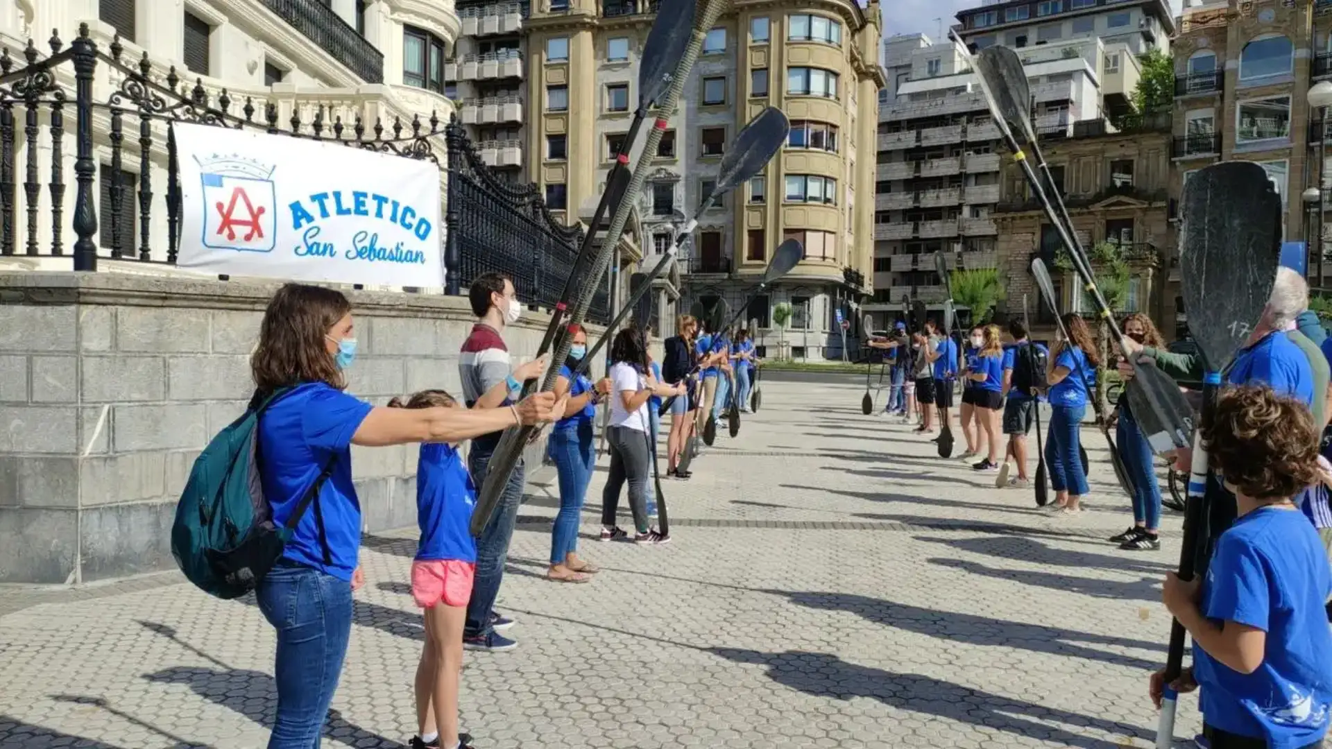 Guarda Lazkano onorato sulla passeggiata di Donosti per il suo titolo di campione europeo
