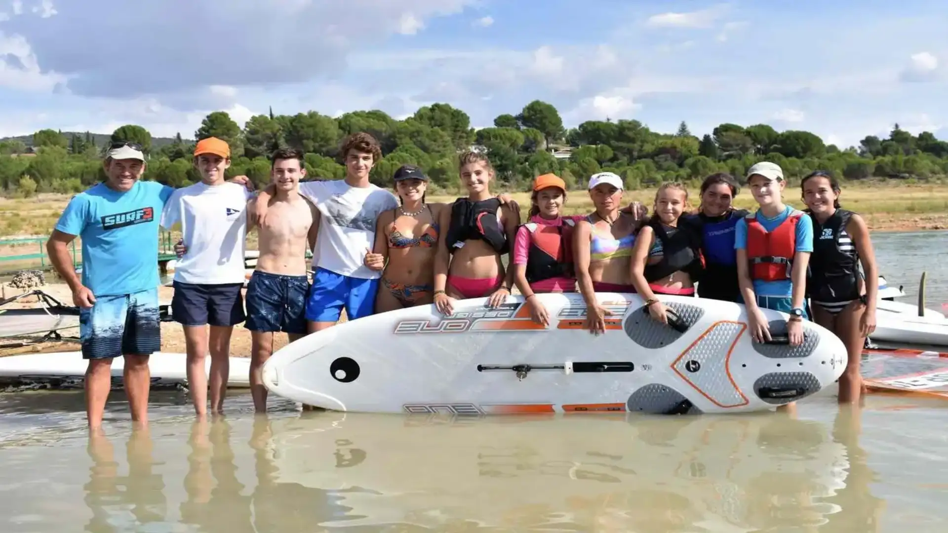 La Federazione di Vela de Castilla e La Mancha organizza corsi di vela e windsurf