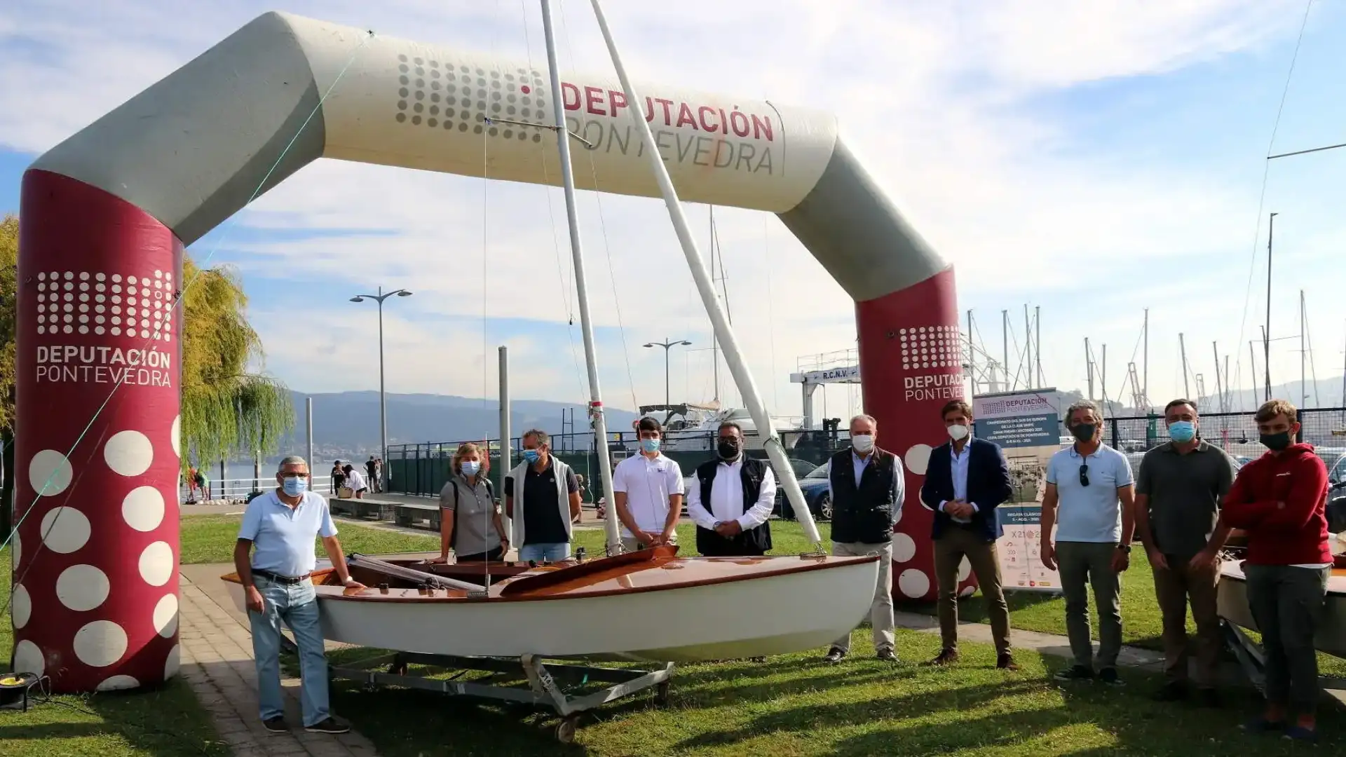 Il membro Gorka Gómez riceve una delegazione del Snipe South European Championship
