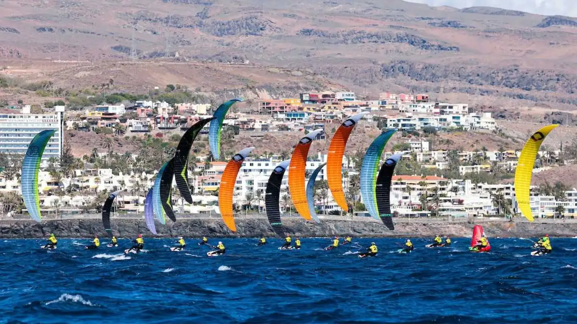 Spettacolare inizio del mondo del kitefoil a Gran Canaria prima di Parigi 2024