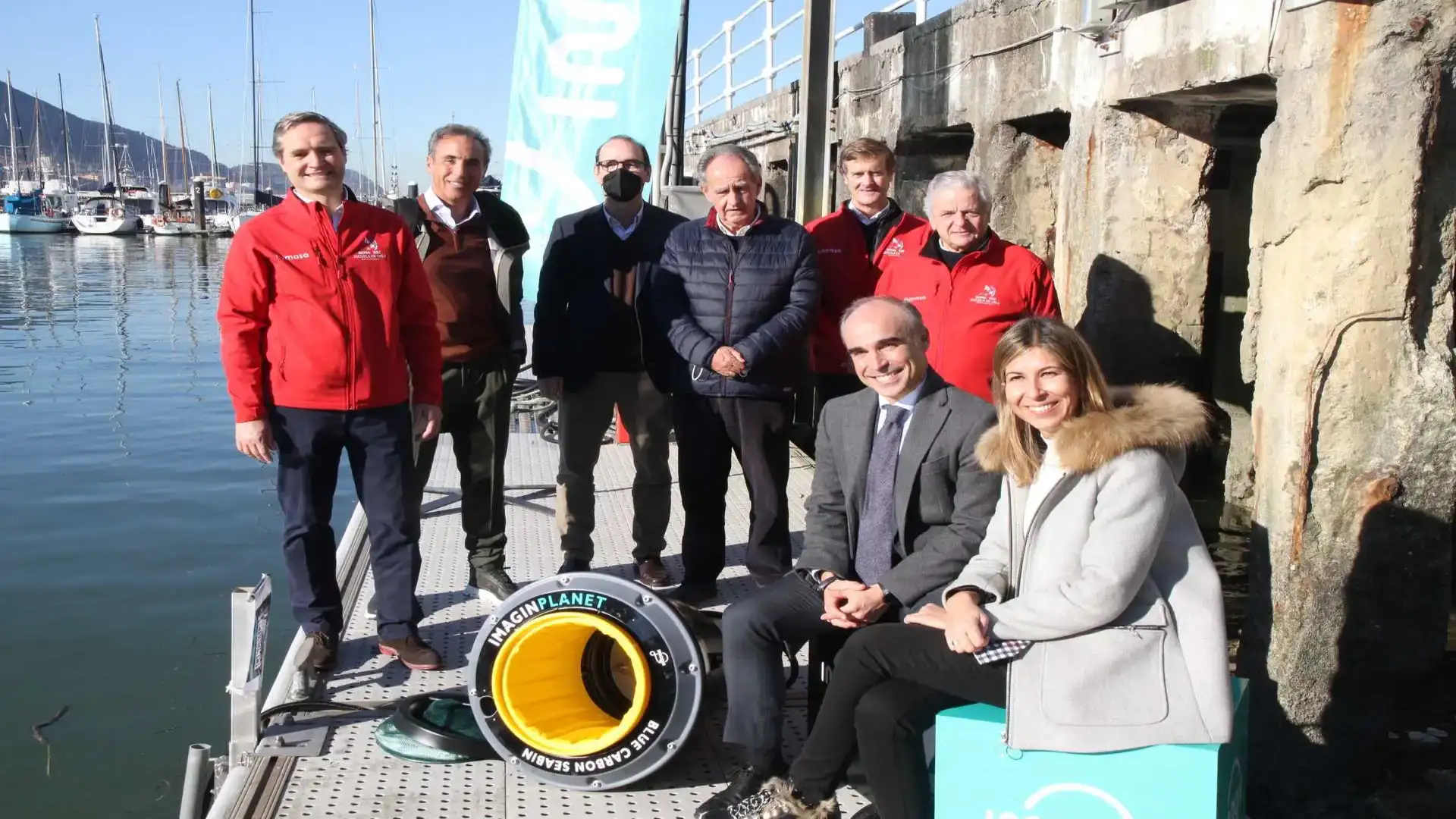 immagine installa nelle acque di Getxo, un dispositivo per raccogliere rifiuti dal mare