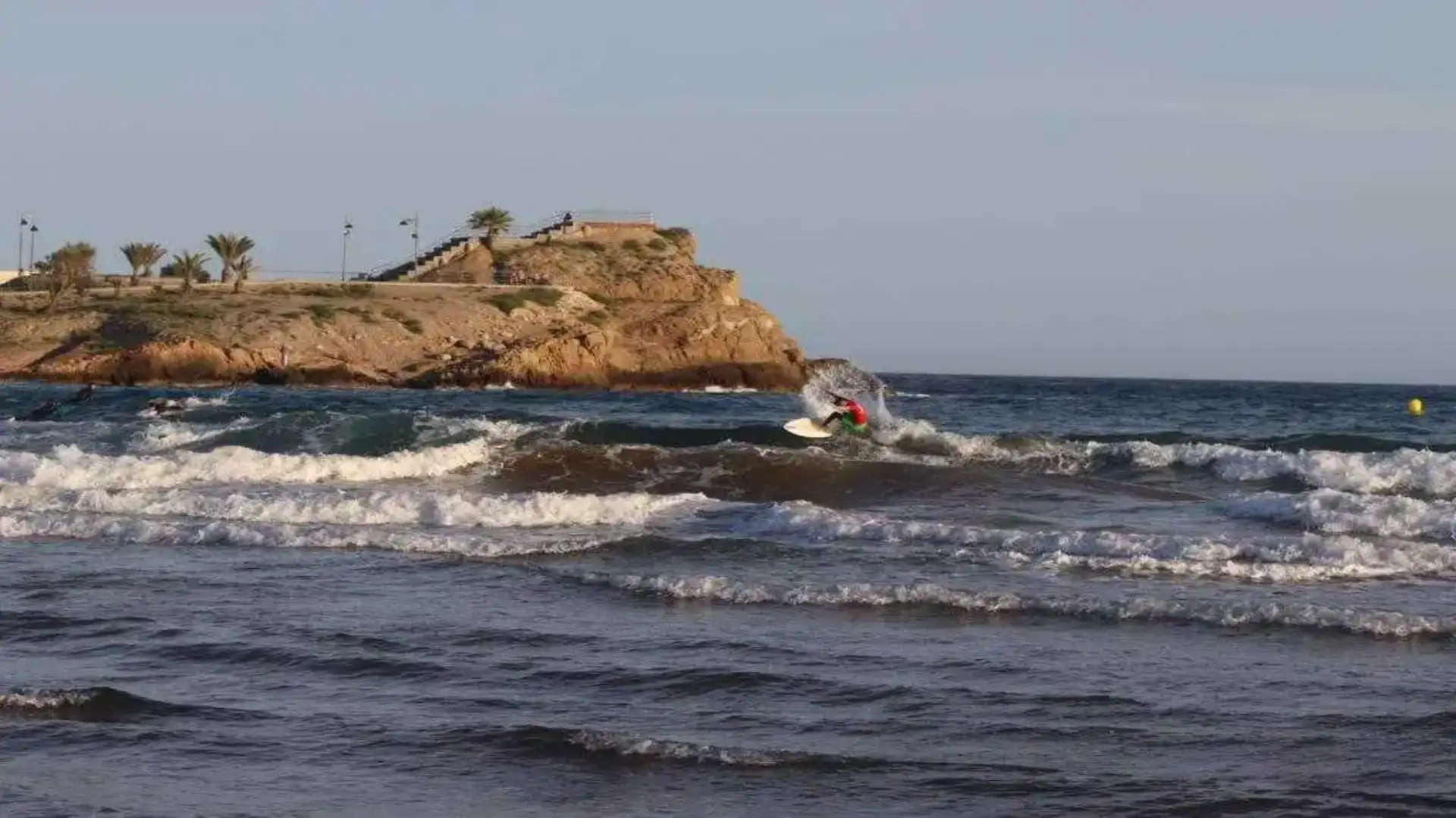 Murcia ospita il primo test del Surfing KIDS sulla spiaggia di Bahia