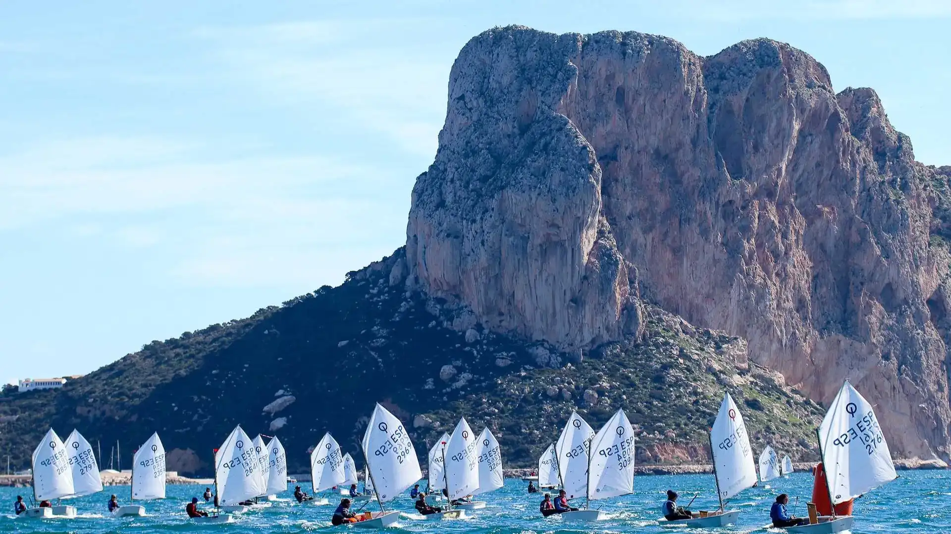La flotta valenciana ordina nel Trofeo Optimista del Calpe Nautical