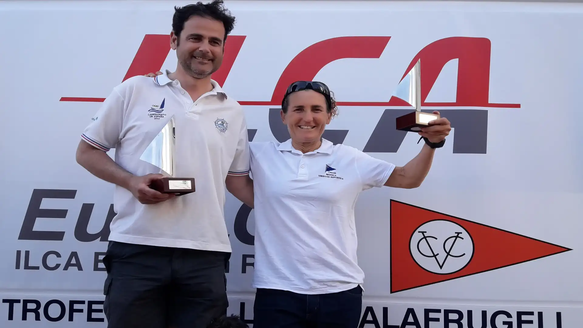 Javier Echavarri (ILCA7) e Mònica Azón (ILCA6) vincitori del Master di Calella